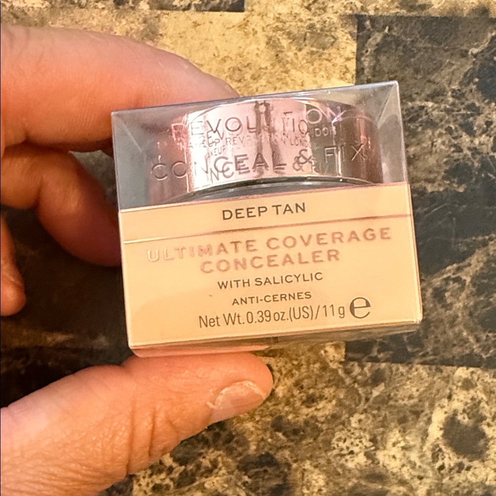 Revolution Ultimate Coverage Concealer - Deep Tan - Picture 5 of 6